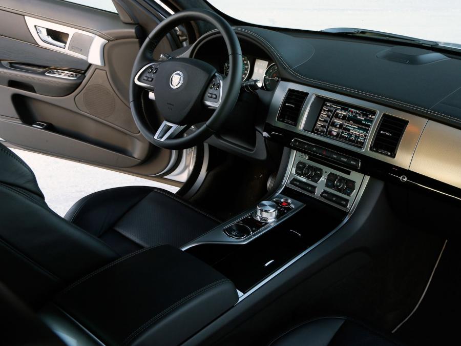  Jaguar XF 3.0 AWD Option Pack 2012 года  (US) (фото 2 из 16)